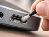 découvrez comment nettoyer efficacement et sans danger votre port usb-c pour éliminer poussière et saletés, afin d'assurer une connexion optimale.